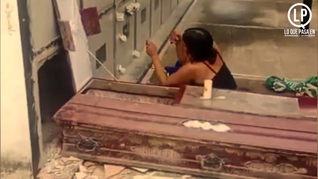 Indignación en Santander: mujer profanó tumba para “bañar” al difunto