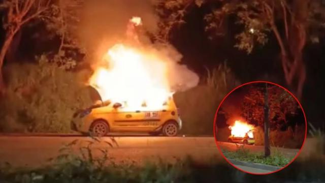Video: Taxi se incendió en plena vía. El conductor escapó a tiempo