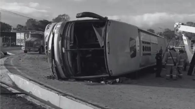 Tres muertos y 15 heridos dejó el volcamiento de un bus