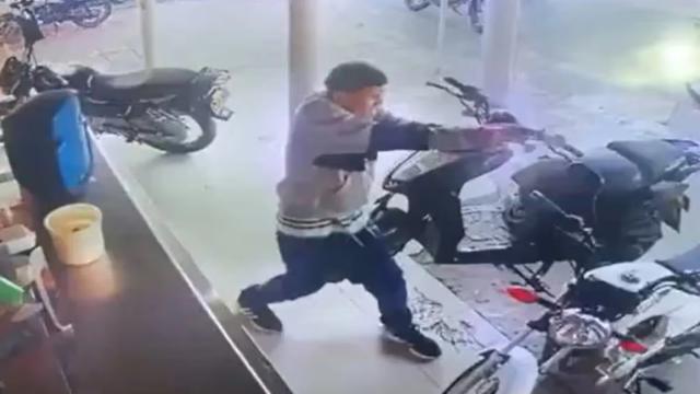 Sicario asesinó al dueño de un restaurante frente a varios clientes