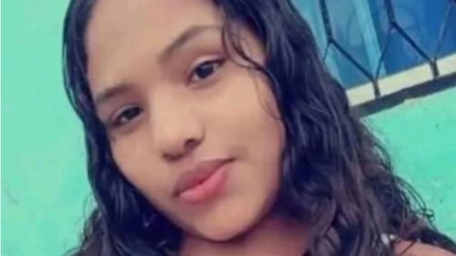 Mujer regresó para el sepelio de sus hermanos y fue atacada en la terraza de su vivienda.