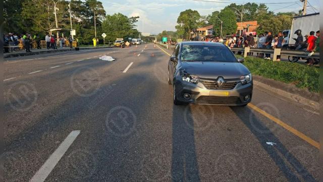 En un instante todo cambió: peatón murió tras ser impactado por un vehículo cuando intentaba cruzar la vía.