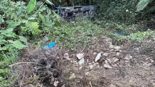 Madre e hija murieron cuando el bus en el que viajaban cayó a un abismo en la madrugada.