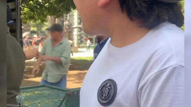 VIDEO: entre lágrimas, vendedor ambulante rompe en llanto mientras autoridades se llevan su carreta de frutas.