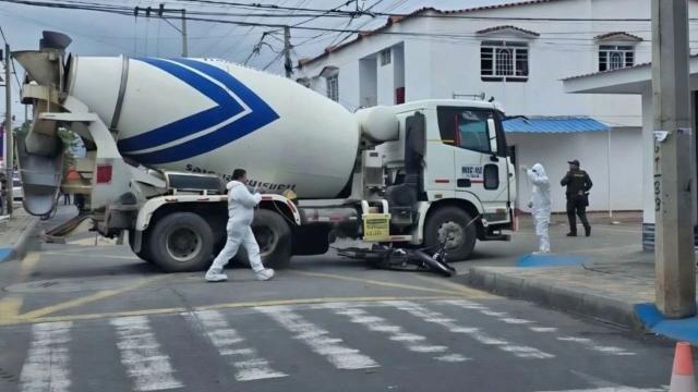 Una joven salió en su motocicleta y minutos después ocurrió un choque que terminó con su vida.