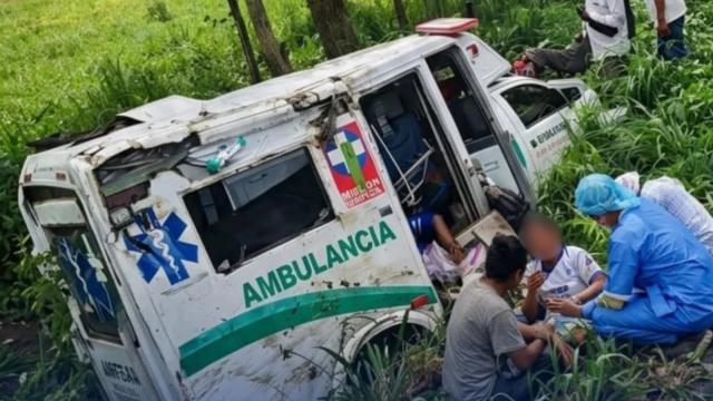 Ambulancia se accidenta en traslado de mujer en labor de parto; el bebé no sobrevivió.