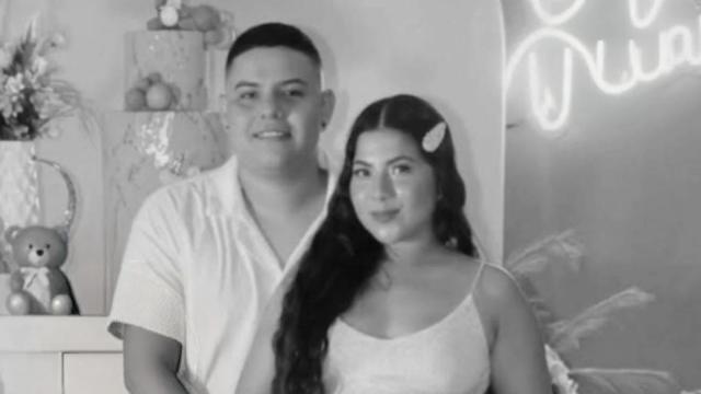 Dos jóvenes padres pierden la vida tras ataque armado; su bebé lucha por sobrevivir.