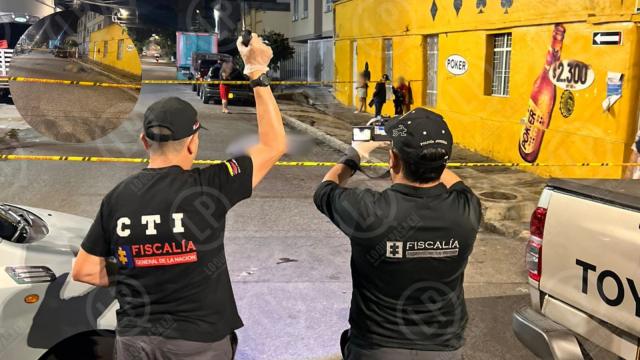 Carlos compartía afuera de una casa y terminó bajo las balas de sicarios en moto
