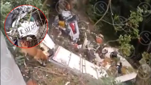 Conductor girones muere atrapado al caer con su camión por un Barranco.