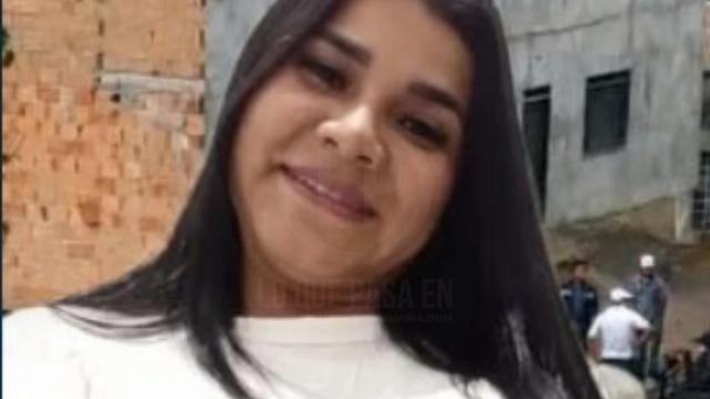 Mujer fue asesinada con cuchillo frente a sus hijos; uno de ellos intentó defenderla.