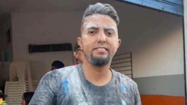 Estaba con varias personas cuando llegaron en carro y lo mataron a tiros
