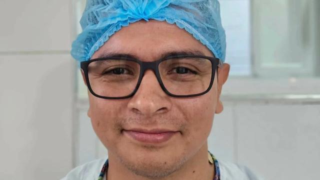 Médico cirujano fue hallado muerto dentro de su vehículo