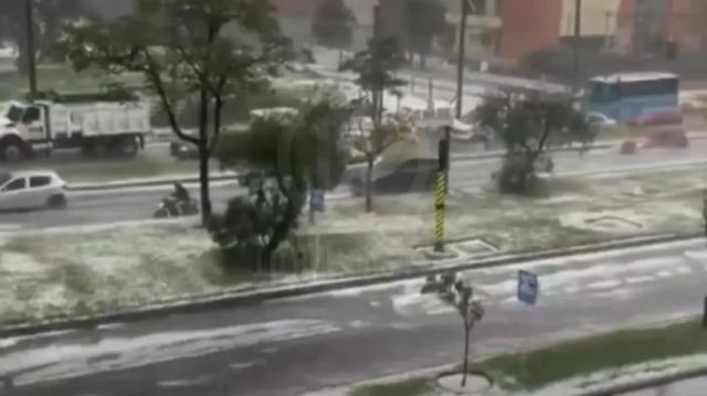 Videos muestran cómo el granizo cubrió calles y avenidas de Bogotá 