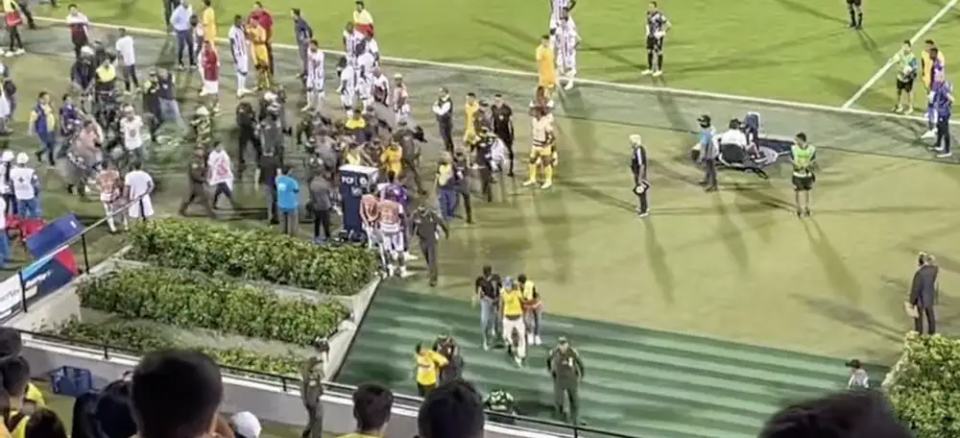VIDEO: 16 hinchas irrumpieron en la gramilla del Estadio Alfonso López durante el partido Bucaramanga - Tolima fueron detenidos.