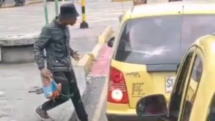 VIDEO:  Limpiavidrios ataca a un taxista en pleno centro de Bucaramanga