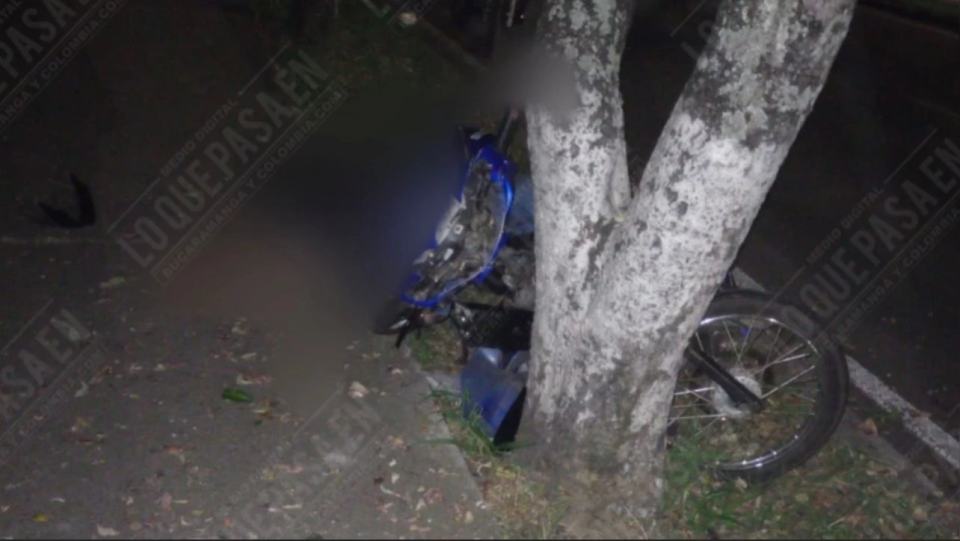 Motociclista  pierde la vida al estrellarse contra un árbol, en el barrio ciudad Bolívar sector de real de minas.