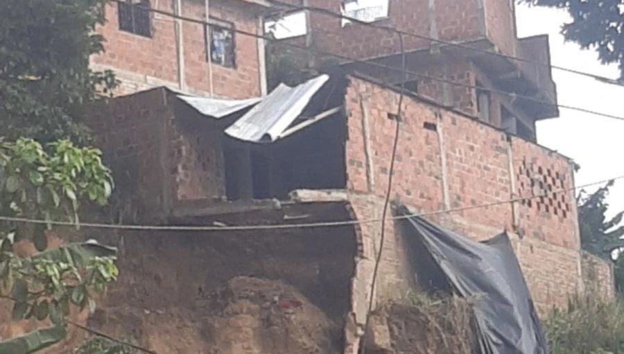 VIDEO: Una vivienda en Asomiflor  se desplomó, dejando a varias familias damnificadas.