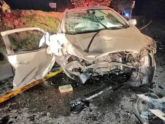 2 muertos y 3 heridos causó el choque de frente de dos vehículos