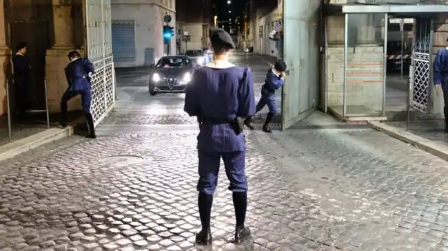 Hombre trata de ingresar al vaticano en un vehículo a alta velocidad