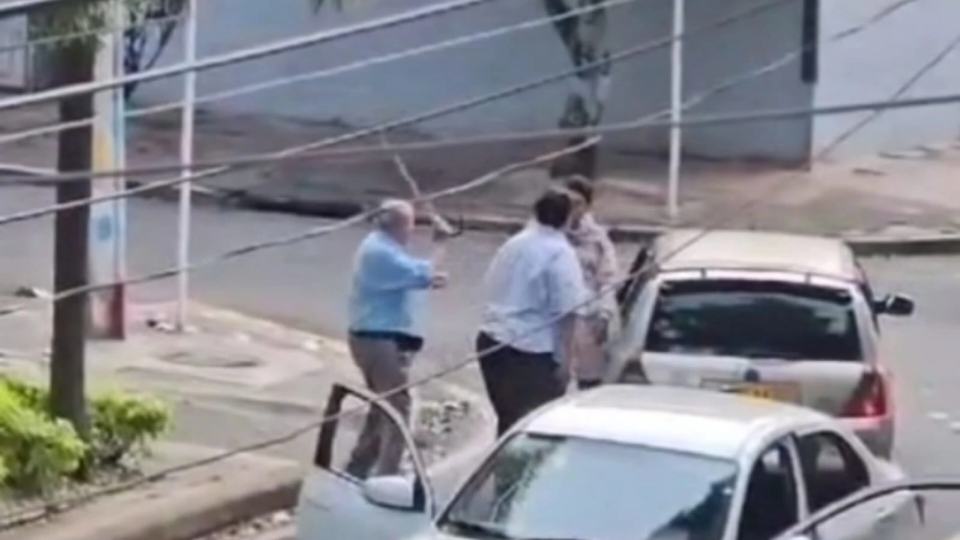 En un acto de intolerancia, anciano fue agredido salvajemente en Bucaramanga por defender a su hijo