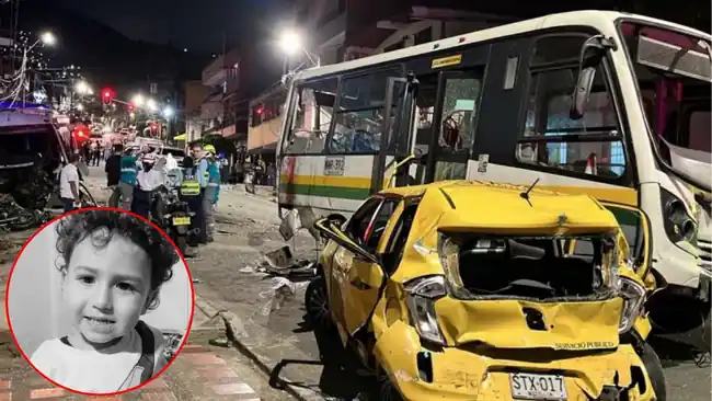 Tragedia en Medellín: Niño de 2 años murió aplastado en un accidente que dejó dos muertos y 16 heridos
