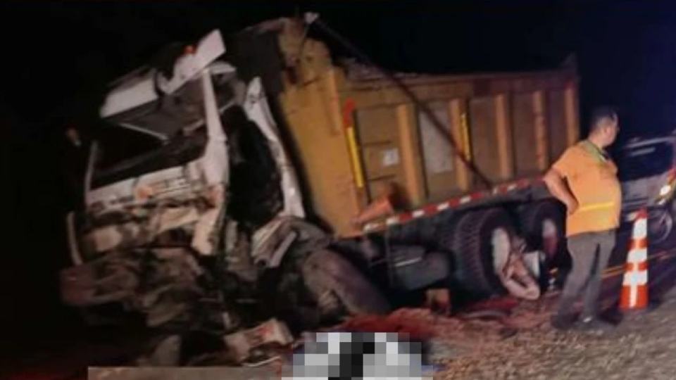 Conductor de volqueta murió en violento choque en carretera de Santander.