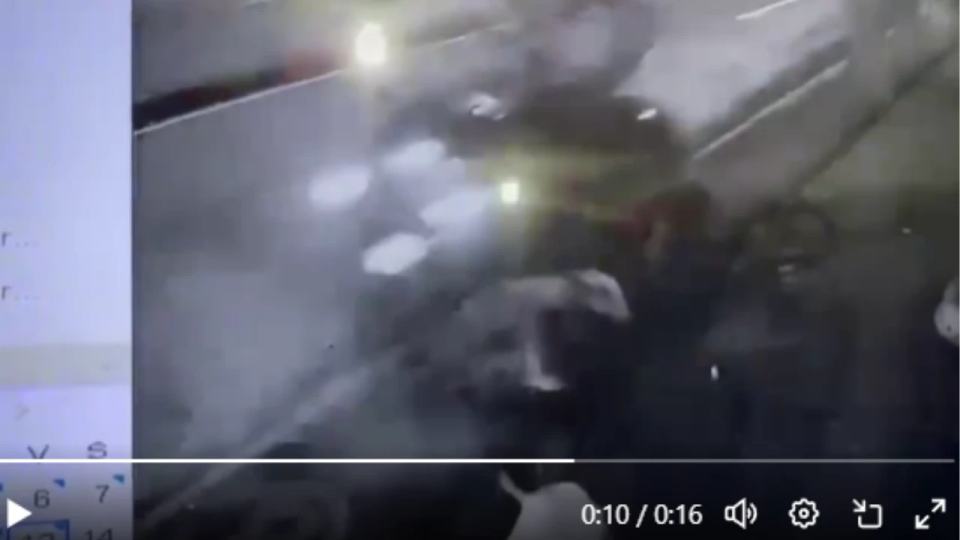Video: Conductor ebrio arrolló a 6 jóvenes. Uno de ellos se salvó de milagro