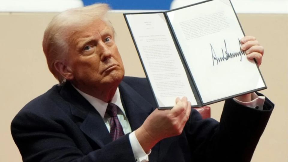 Trump firma orden ejecutiva para negar la ciudadanía a hijos de inmigrantes indocumentados nacidos en EE.UU.