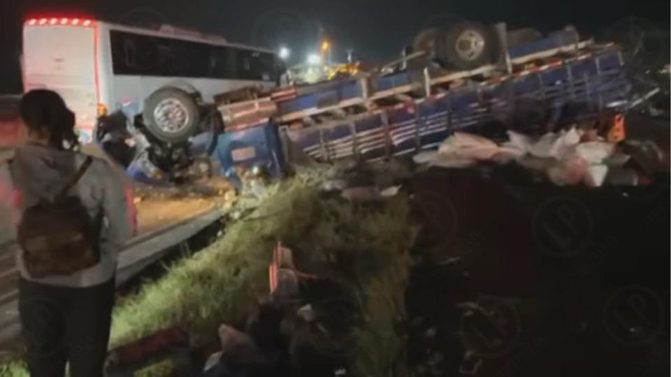 Tragedia vial: motocarguero muere tras brutal choque con camión de carga