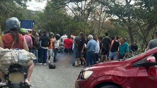 Un muerto y un herido dejo accidente en la via Bucaramanga San Gil. Monumental trancón