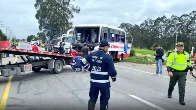 Tragedia en la vía Bucaramanga-Bogotá dejó 3 personas fallecidas y 33 heridas