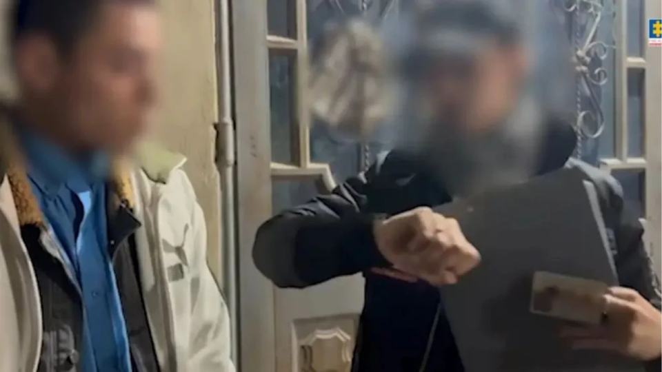 Hombre secuestró a su pareja: la mantenía amarrada de pies y manos
