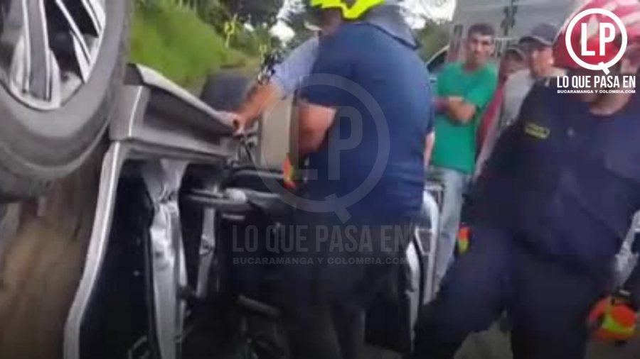 Video: Mujer atrapada en accidente en Oiba. Bomberos lograron rescatarla viva