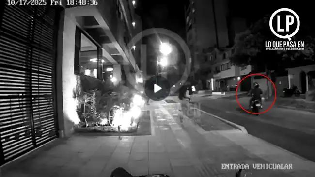 Ladrones en moto atacaron a una mujer en Cabecera: video revela el robo