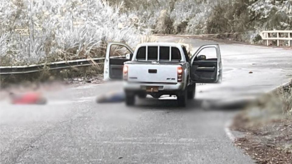 Tres hombres fueron sacados de una finca, se los llevaron y luego aparecieron sin vida junto a una camioneta