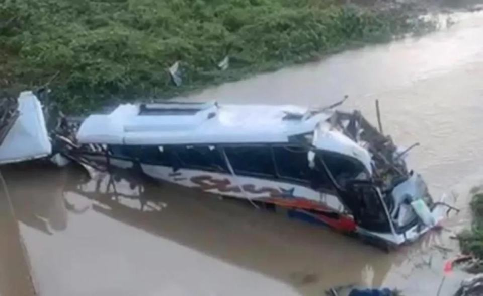 Bus de la agrupación de Kbeto Zuleta destruido y parcialmente sumergido en el río Ariguaní, en Bosconia, Cesar