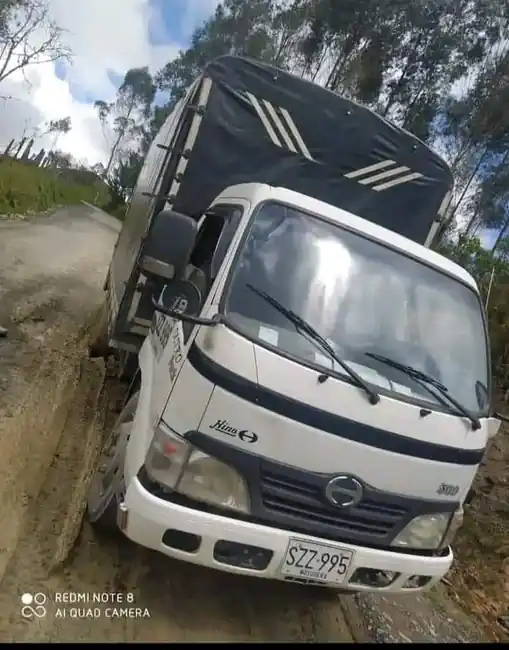 Conductor de una turbo fue golpeado y atracado en la vía a Vélez. - imagen 2
