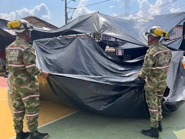 15 familias fueron evacuadas en el barrio La Feria, en Bucaramanga, por riesgo de colapso de las viviendas - imagen 3