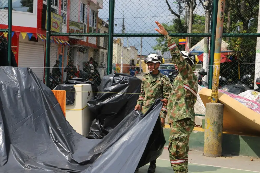 15 familias fueron evacuadas en el barrio La Feria, en Bucaramanga, por riesgo de colapso de las viviendas - imagen 4