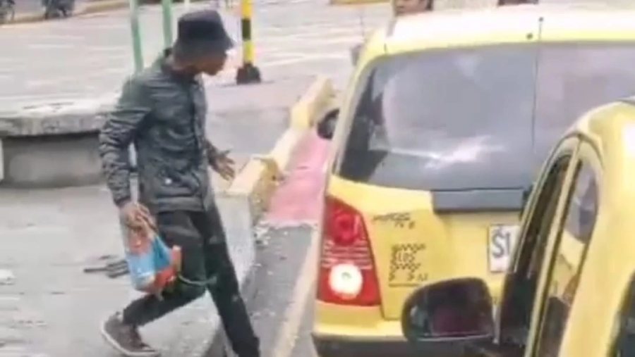 VIDEO:  Limpiavidrios ataca a un taxista en pleno centro de Bucaramanga