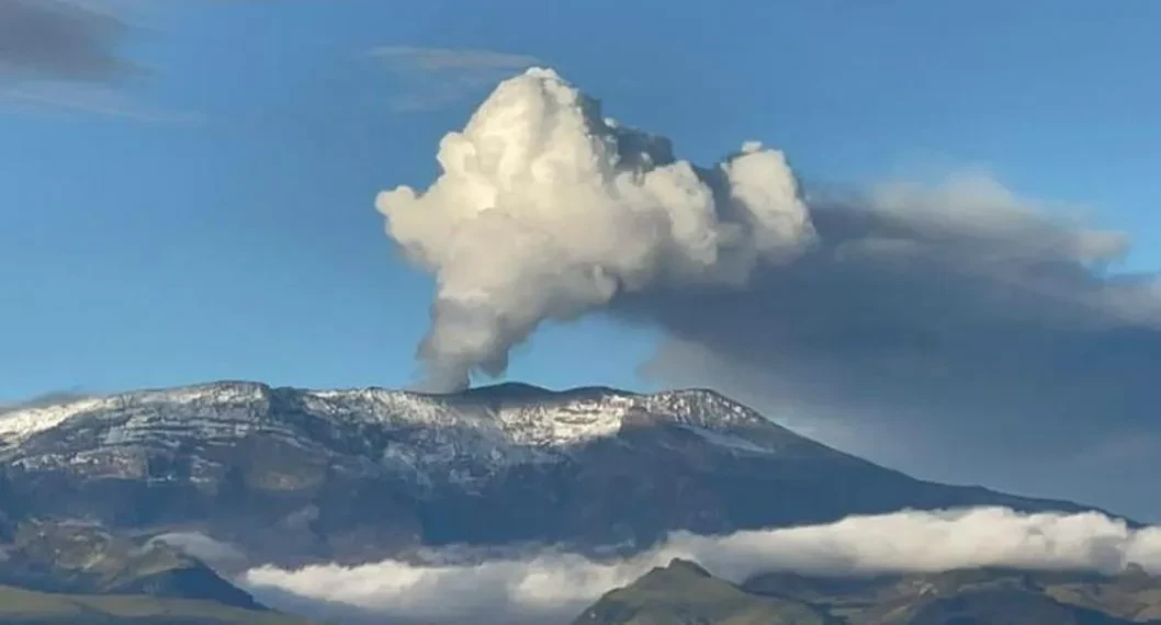 ALARMANTE: Volcán Nevado del Ruiz amaneció con inmensa fumarola