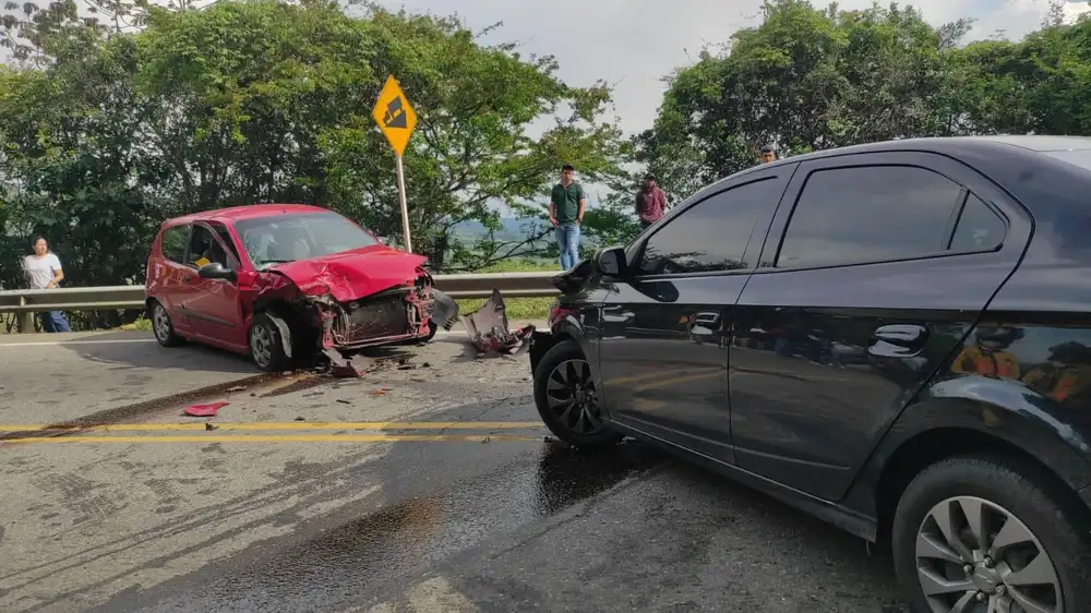 7 adultos y un menor heridos dejó fuerte accidente en la vía Socorro - Oiba - imagen 2