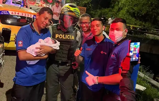 Bebé nació en un taxi en Floridablanca