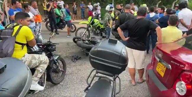 VIDEO: 3 motociclistas fueron arrollados por un vehículo particular en Floridablanca - imagen 2
