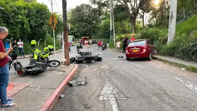VIDEO: 3 motociclistas fueron arrollados por un vehículo particular en Floridablanca