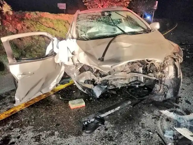 2 muertos y 3 heridos causó el choque de frente de dos vehículos