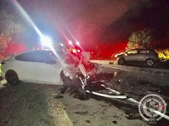 2 muertos y 3 heridos causó el choque de frente de dos vehículos - imagen 3