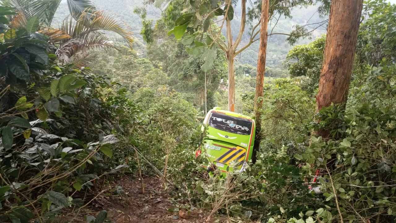 Video: momento exacto en el que vehículo saca de la vía a bus con 40 pasajeros