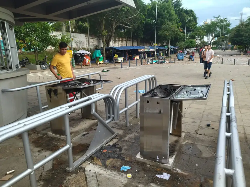 Balance de daños que dejaron encapuchados a la Universidad Industrial de Santander el pasado jueves - imagen 2