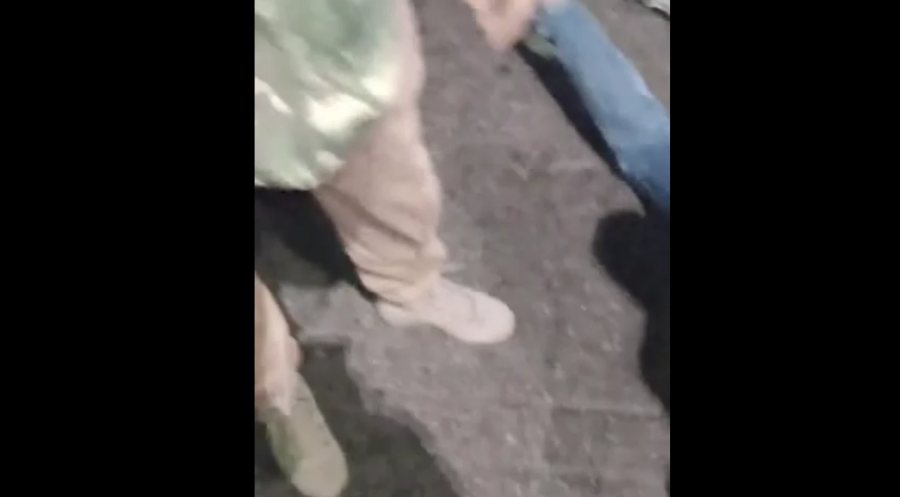 Video: Mujer sufrió accidente mientras que su compañera Levantó su motocicleta y se fue del lugar